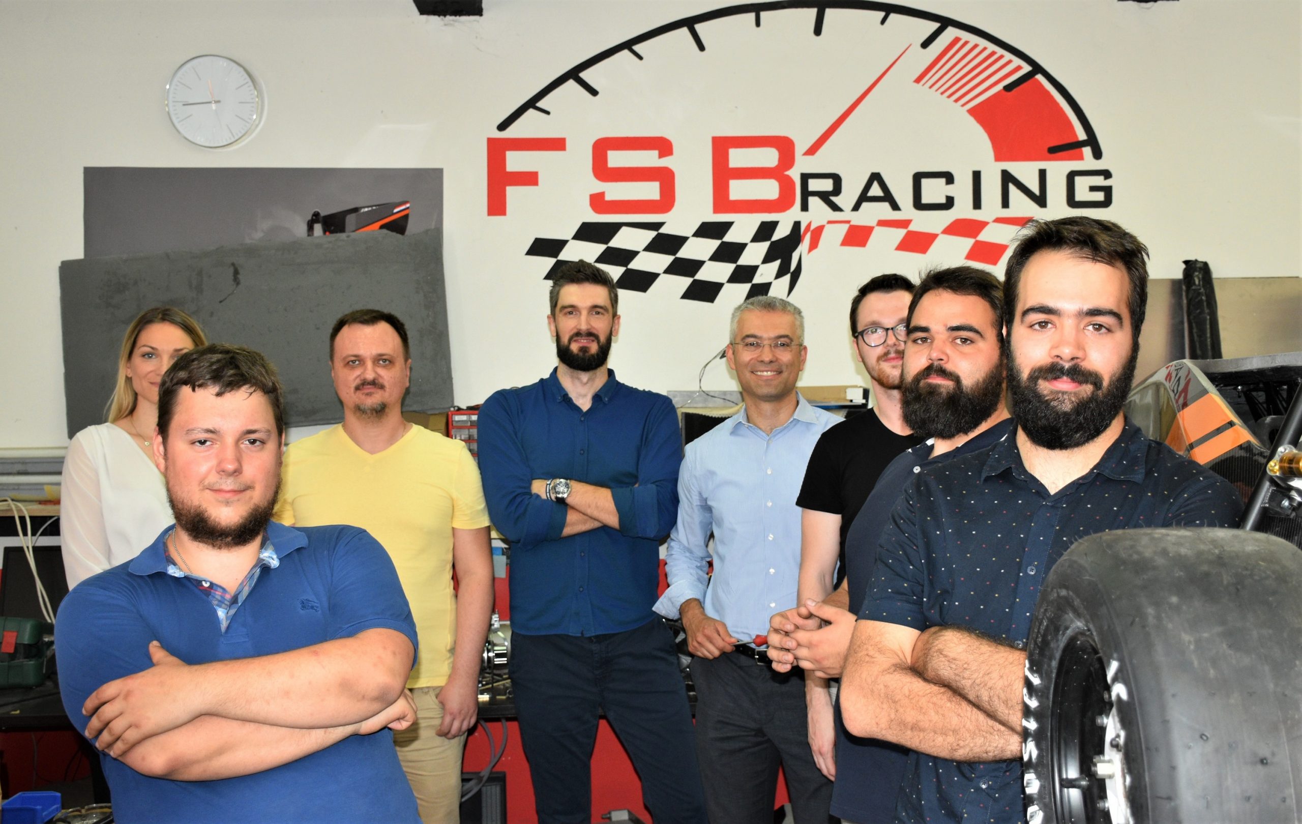 Fsb racing i globallogic team 1 u radioni gdje se sastavlja bolid